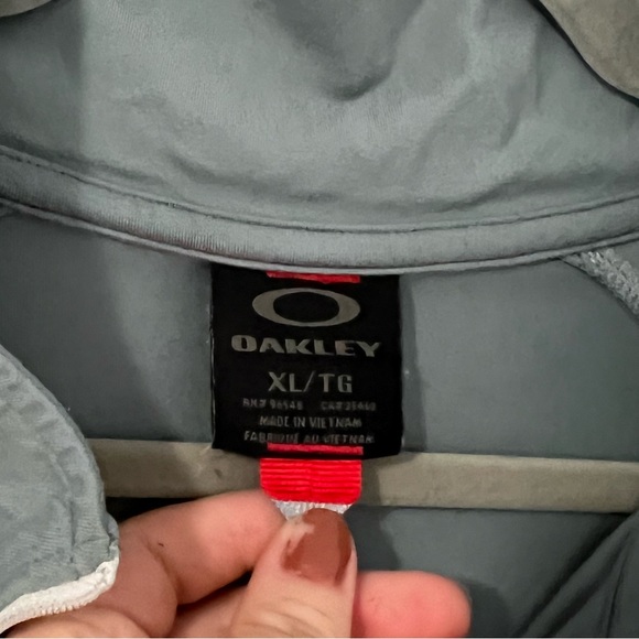 Men’s Oakley Pull-Over Quart Zip - Picture 2 of 3